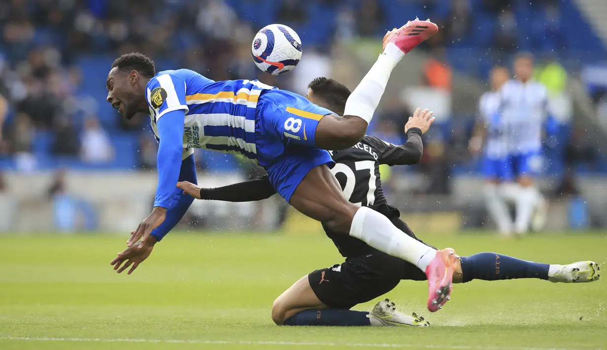 Bek Manchester City, Joao Cancelo melakukan pelanggaran terhadap gelandang Brighton and Hove Albion, Yves Bissouma pada pekan 37 Liga Inggris di Amex Stadium, Rabu (19/5/2021) dinihari WIB. Manchester City menyerah di markas Brighton dengan skor 2-3. (Gareth Fuller, Pool via AP)