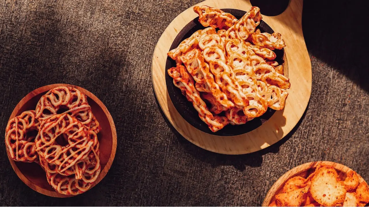 Kerupuk dan basreng pedas (Pexels)