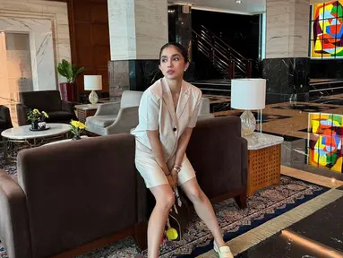 Ussy mengenakan setelan serba putih yang membuat tampilannya semakin elegan. Celana pendek yang ia kenakan pun berhasil menonjolkan kesan santai namun tetap stylish, membuat banyak netizen kagum. Mereka salah fokus pada pilihan busana Ussy yang membuatnya terlihat seperti masih berusia 20-an.  (Liputan6.com/IG/@ussypratama)