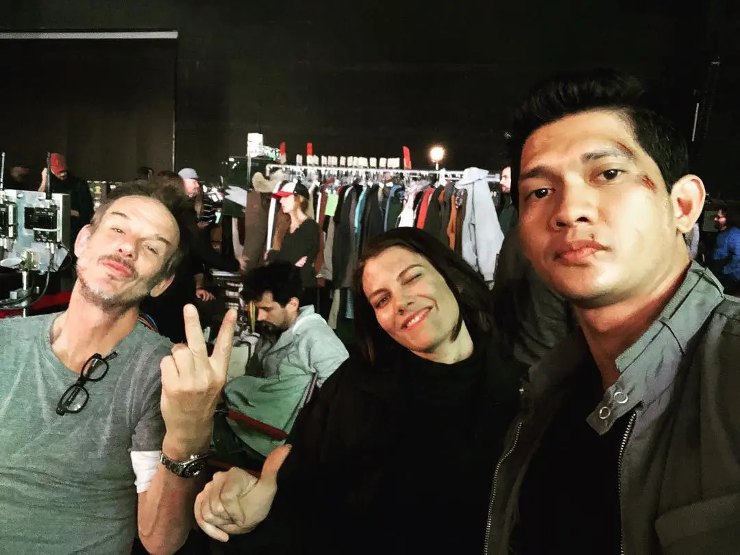 @Iko Uwais bersama sutradara Peter Berg dan Lauren Cohan di syuting Mile 22. (Instagram - @iko.uwais)