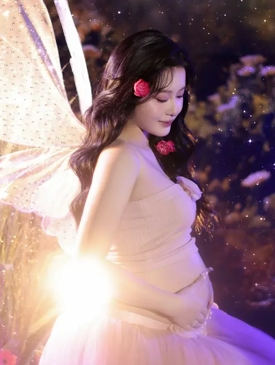 Rambut panjang Vior digerai rapi dengan styling wavy dan hiasan bunga. Menambah kesan romantis pada tampilan ala ibu peri [@nitavior]