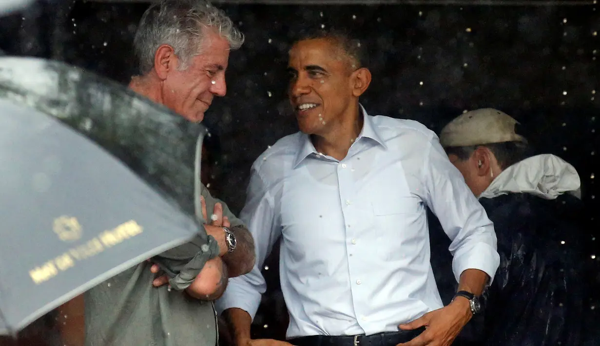 Presiden AS Barack Obama berbicara dengan Anthony Bourdain setelah wawancara di area perbelanjaan Hanoi, Vietnam (24/5). Disela-sela kunjungannya ke Vietnam, Obama menyempatkan diri makan disebuah warung bakmi sederhana. (REUTERS/Carlos Barria)