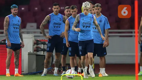 <p>Sejumlah pemain Timnas Argentina memperhatikan rekan satu timnya, Alejandro Garnacho, saat sesi latihan resmi menjelang laga FIFA Matchday melawan Timnas Indonesia di Stadion Utama Gelora Bung Karno (SUGBK), Jakarta, Minggu (18/06/2023). (Bola.com/Bagaskara Lazuardi)</p>
