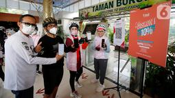 Direktur Eks TMII I Gusti Putu Ngurah Sedana, Direktur Teknik & Infrastruktur TWC Mardijono Nugroho, Wakil Dirut BNI Adi Sulistyowati dan Direktur Bisnis Konsumer Corina Leyla Karnalies membeli tiket masuk Taman Burung menggunakan QRIS di TMII Jakarta, Sabtu (02/10/2021). (Liputan6.com/HO/BNI)	`