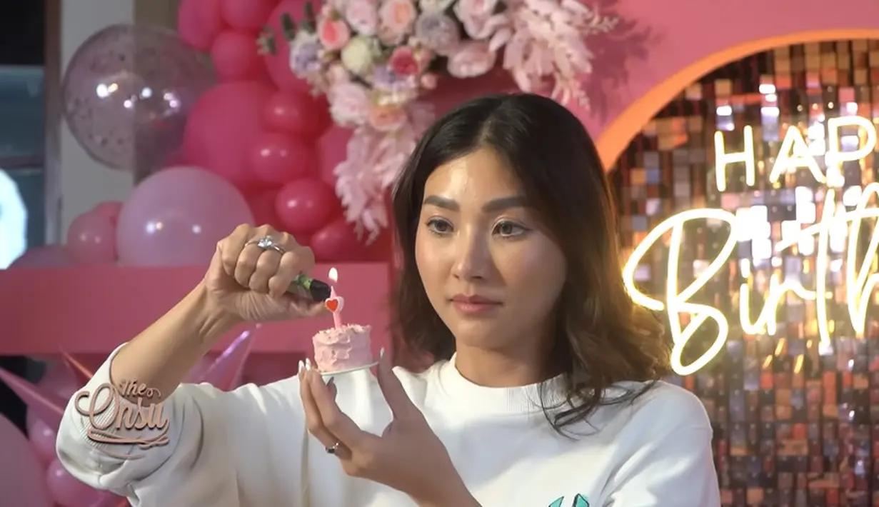 Sepuluh tahun berumah tangga dengan Sarwendah, Ruben melihat sang istri jauh lebih sempurna. "Dia (Sarwendah) ya, ya udah lebih ibu-ibu ya, bawelnya, perhatiannya, semuanya lebih perfect," kata Ruben Onsu saat ditemui di Kawasan Tendean, Jakarta Selatan, Selasa (29/8/2023). [Youtube/The Onsu Family]