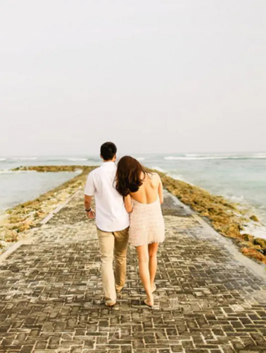 Bintang sinetron ‘Anugerah’ ini tampak sedang menyusuri jalan setapak di pinggir laut yang indah bersama sang suami. Nabila dan Reshwara seperti menatap masa depan mereka bersama secara romantis. (via instagram/@reshwararadinal)