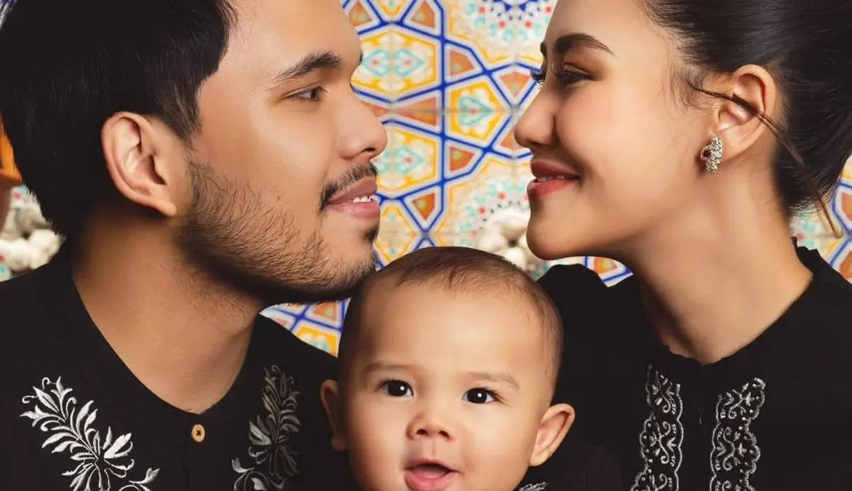 Maksimakan gaya dengan nuansa hitam yang disempurnakan dengan aksen bordir pada tampilan.  (Foto: Instagram:  Aaliyah Massaid)