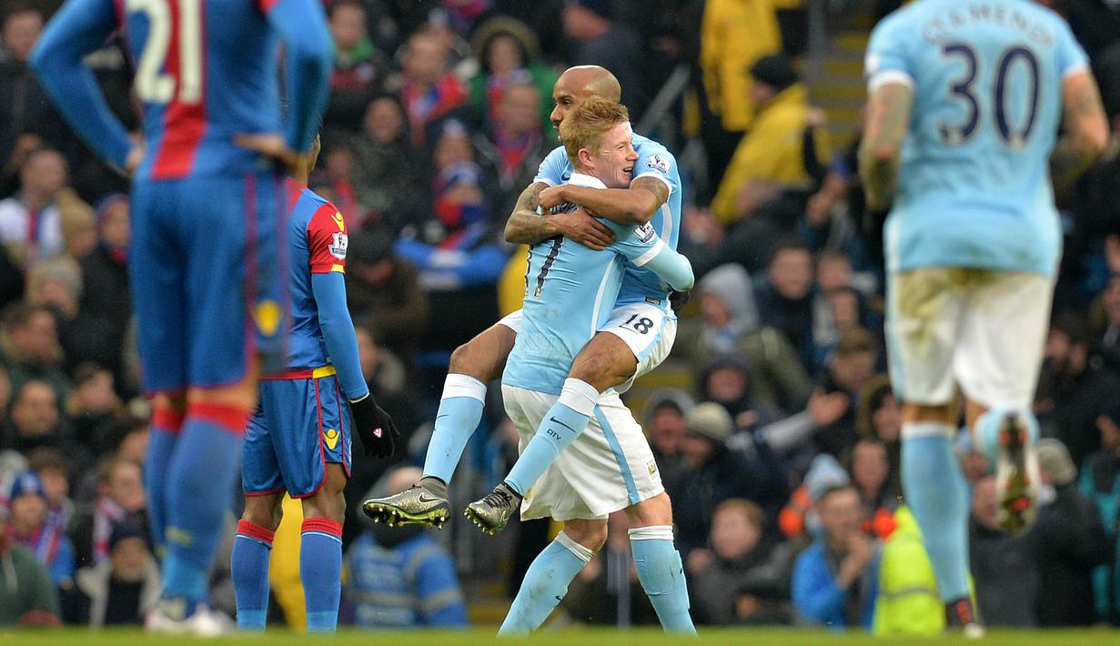 Pemain Manchester City, Fabian Delph dan Kevin De Bruyne merayakan gol saat melawan Crystal Palace pada lanjutan liga premier Inggris di Stadion Etihad, Manchester, Sabtu (16/1/2016). (AFP Photo/Paul Ellis)