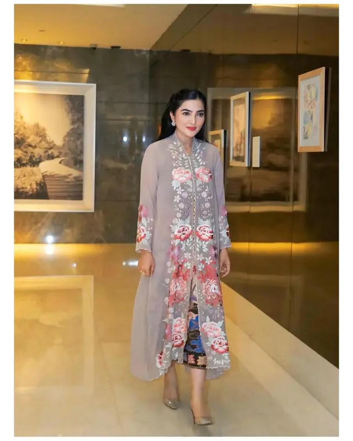 6 Potret Outfit Kebaya Ashanty di Kondangan Teman Kuliah, Inspirasi Gaya Elegan