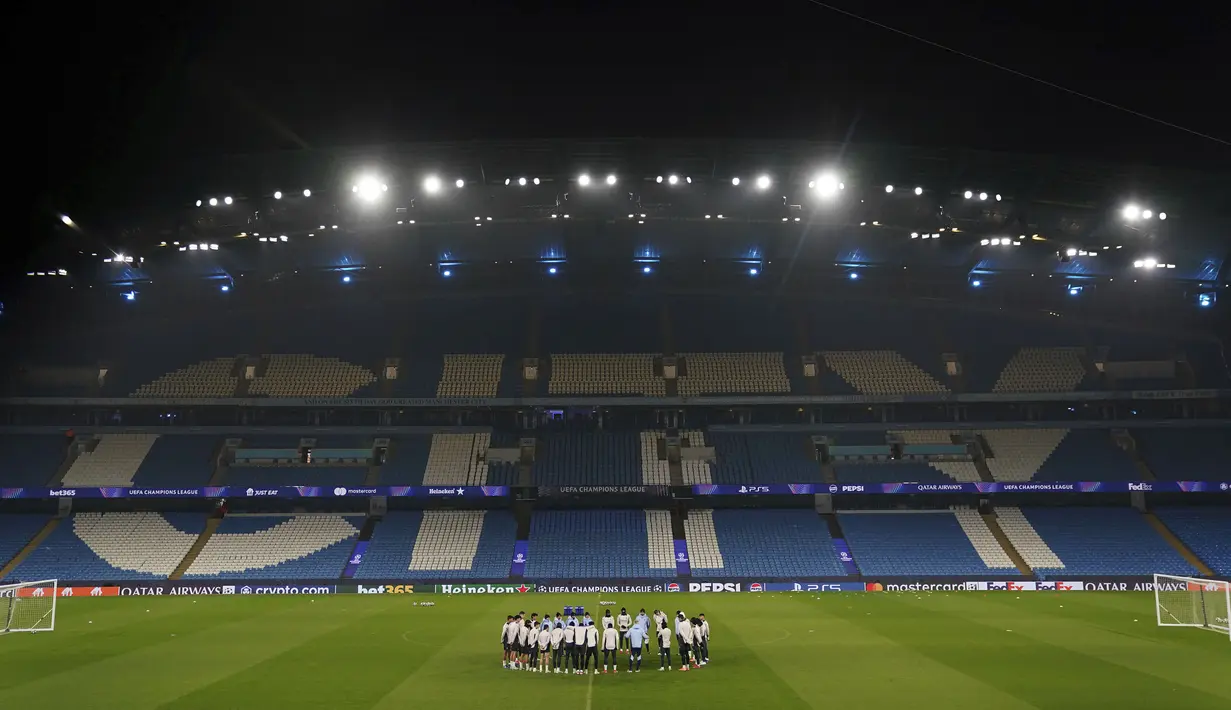 Para pemain dan pelatih Real Madrid melakukan briefing menjelang laga playoff Liga Champions 2024/2025 melawan Manchester City di Etihad Stadium, Manchester, Inggris, Selasa (11/02/2025) dini hari WIB. (AP Photo/PA/Martin Rickett)