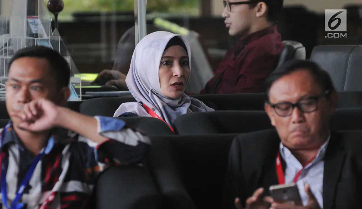 Artis Inneke Koesherawati (berkerudung) berada di ruang tunggu Gedung KPK sebelum menjalani pemeriksaan, Jakarta, Selasa (24/7). Inneke bungkam saat ditanya soal kasus dugaan suap terhadap Kalapas Sukamiskin Wahid Husen. (Merdeka.com/Dwi Narwoko)