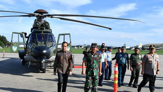 Presiden Jokowi meninjau Helikopter Caracal di Lanud Halim Perdanakusuma, Minggu (12/1/2020). Heli Caracal akan menggantikan sementara Heli Kepresidenan Super Puma yang masuk masa perawatan. (Dok Biro Pers Setpres)