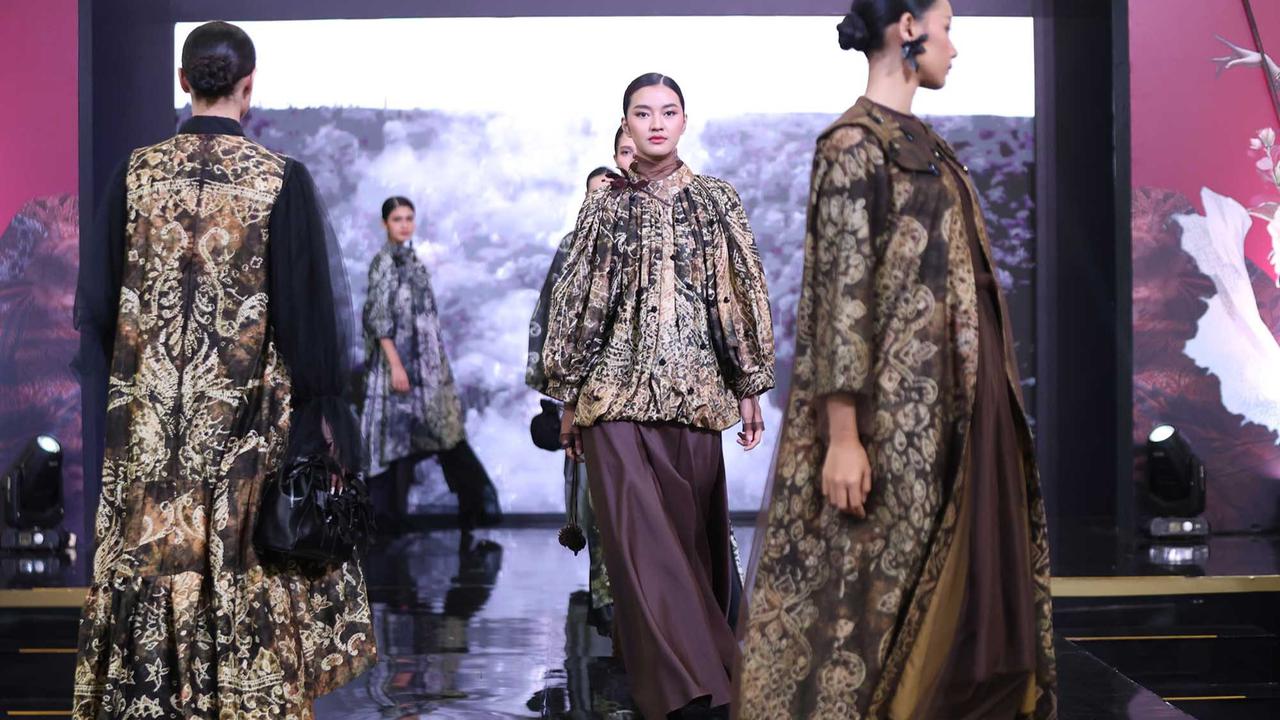 FOTO: Parade Wastra Nusantara 2025,  Keanggunan Kain Tradisi Menyapa Keseharian