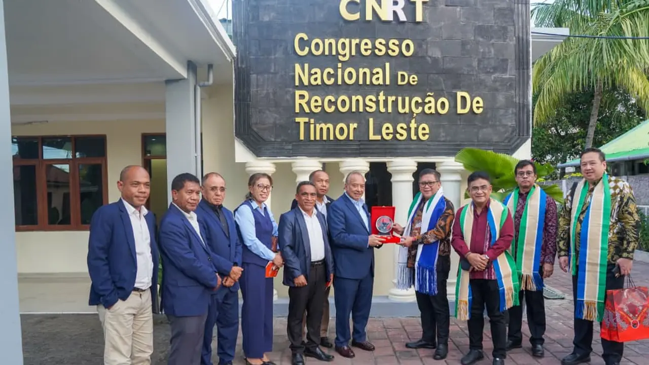Sekretaris Jenderal PDI Perjuangan (PDIP) Hasto Kristiyanto dan Sekretaris Jenderal Partai Congresso Nacional da Reconstrucao de Timor (Partai CNRT) yang juga Wakil Perdana Menteri Timor Leste Francisco Kalbuadi Lay, di Kantor Pusat Partai CNRT, Dili, Rab