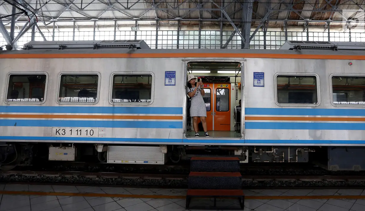 Penumpang berada di KRL Commuter Line di Stasiun Tanjung Priok, Jakarta, Kamis (17/8). Pada hari ini PT KCJ memberikan gratis tiket Kartu Multi Trip (KMT) KRL Commuter Line Jabotabek untuk memperingati HUT Kemerdekaan RI Ke 72. (Liputan6.com/Johan Tallo)