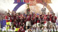 Para pemain AC Milan merayakan kemenangan setelah memenangkan pertandingan sepak bola Serie A antara AC Milan dan Sassuolo, di Stadion Mapei Reggio Emilia, Italia, Minggu, 22 Mei 2022. AC Milan mengamankan gelar Serie A pertamanya dalam 11 tahun pada hari Minggu dengan skor 3-0 menang di Sassuolo. (Michele Nucci/LaPresse melalui AP)