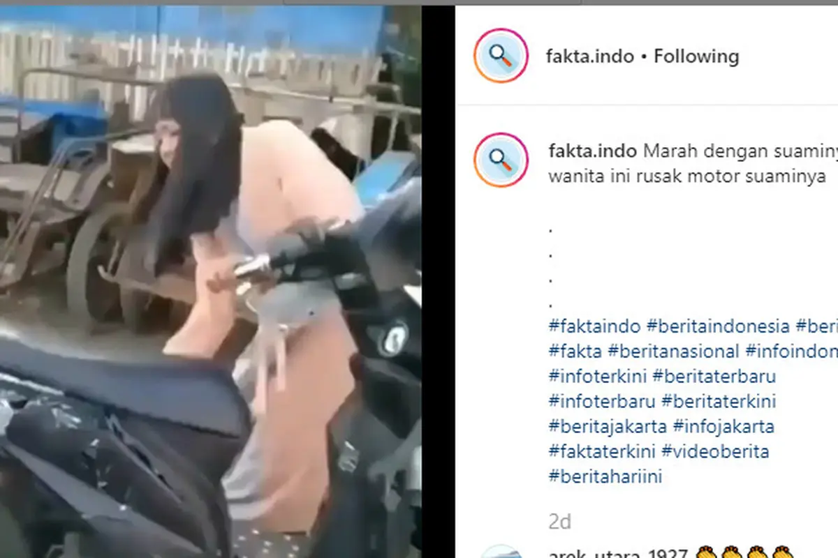 seorang wanita yang tengah marah dengan sang suami menghancurkan motor seperti dilansir akun Instagram @fakta.indo.