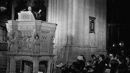 Martin Luther King berkhotbah di National Cathedral di Washington pada 31 Maret 1968. Martin Luther King tewas ditembak pada 4 April 1968. (AP Photo/John Rous, File)
