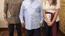 Kali ini Cynthia juga menambahkan selendang pada kebaya pendek yang dikenakannya. [Foto: Instagram/ Cynthia Ganesha]