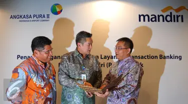 (Ki-ka) Vice President of Treasury Angkasa Pura 2 Ahmad Tavid, Direktur Keuangan, Andra Y Agussalam dan Direktur Digital Banking dan Technology Bank Mandiri Rico Usthavia Frans saat berbincang di Jakarta, Kamis (19/5). (Liputan6.com/Angga Yuniar)