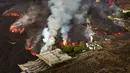 Aliran lava gunung berapi Cumbre Vieja menghancurkan rumah dan perkebunan pisang di Pulau Canary La Palma, Spanyol, 29 Oktober 2021. Gunung berapi Cumbre Vieja yang terus meletus mengeluarkan sejumlah besar magma, gas dan abu. (AP Photo/Emilio Morenatti)
