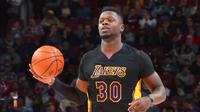 Julius Randle jadi motor saat LA Lakers mengalahkan Philadelphia 76ers 100-89, Jumat (17/12/2016) WIB. (Bola.com/Twitter/NBA)