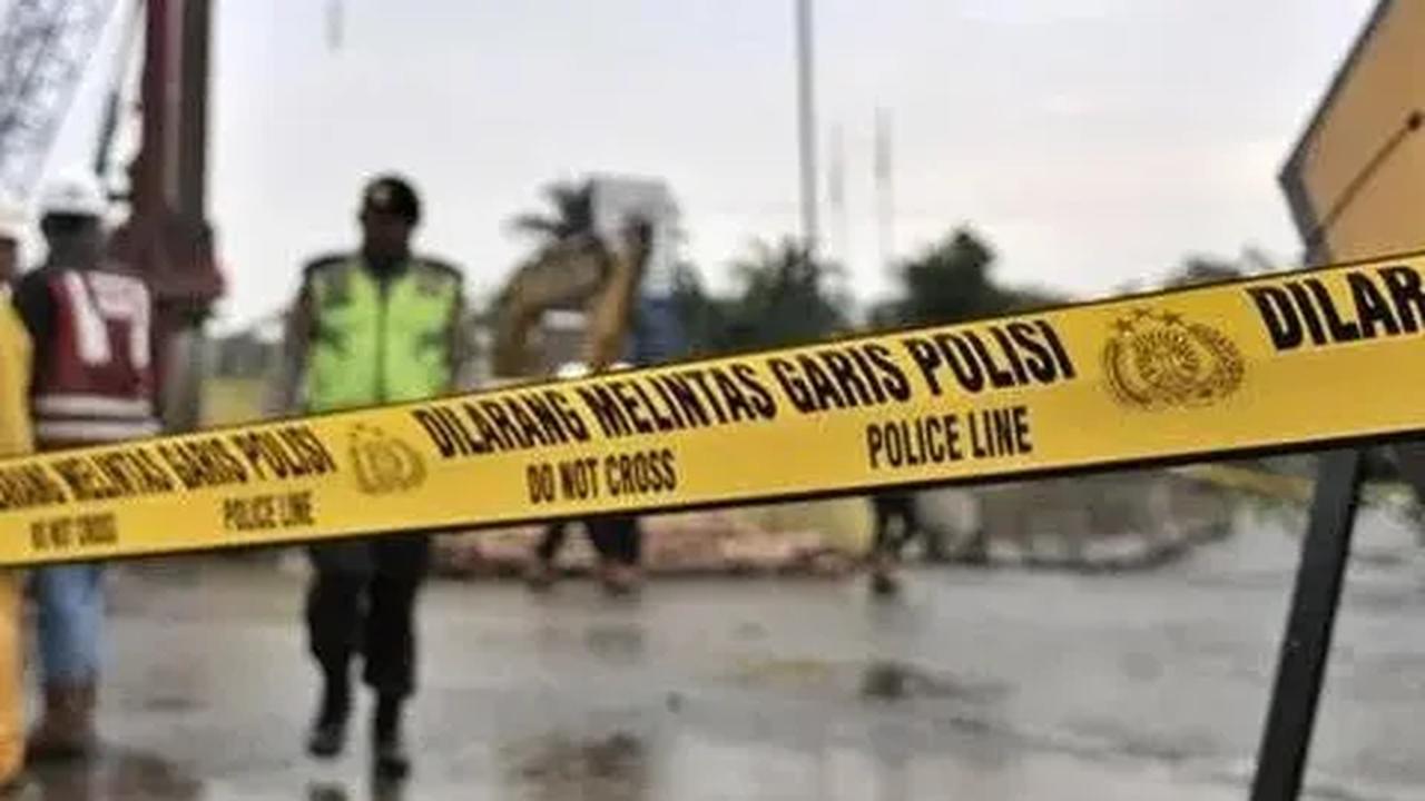 Sudin SDA Jakarta Barat dan Bina Marga telah memberikan garis pembatas sebagai langkah awal menangani raibnya besi penutup saluran air tersebut.