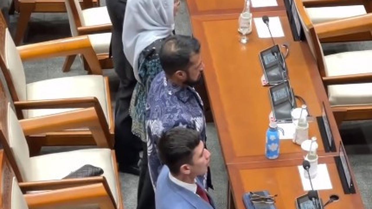 7 Potret Verrell Bramasta yang Kini Jadi Anggota DPR, Tampil Gagah Hadir di Rapat Paripurna