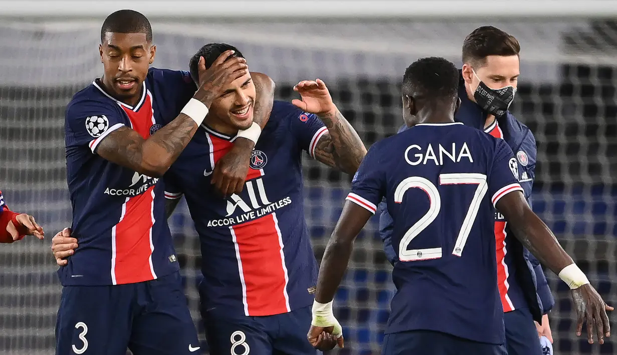 Para pemai Paris Saint-Germain (PSG) merayakan kemenangan atas Bayern Munchen pada laga Liga Champions di Stadion  Parc des Princes, Rabu (14/4/2021). PSG takluk dengan skor 0-1. (AFP/Frank Fife)