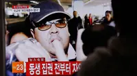 Gambar kakak tiri pemimpin Korea Utara Kim Jong-un, Kim Jong-nam (45), pada sebuah layar TV di stasiun kereta Seoul, Korea Selatan, Selasa (14/2). Kim Jong-nam dilaporkan tewas setelah tubuhnya ditusuk menggunakan jarum beracun. (AP Photo/Ahn Young-joon)