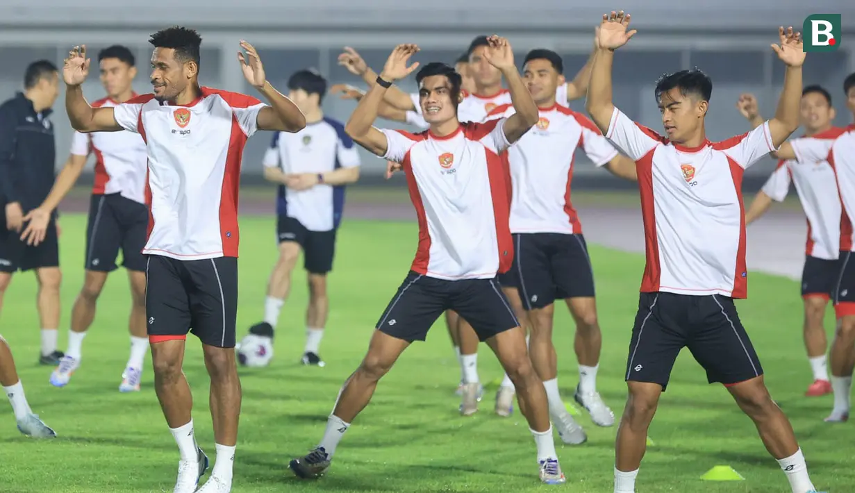 <p>Tiga pemain Timnas Indonesia (dari kiri) Ricky Kambuaya, Ramadhan Sananta dan Pratama Arhan melakukan pemanasan saat sesi official training di Stadion Madya, Senayan, Jakarta, Senin (9/9/2024) jelang menghadapi Australia dalam laga kualifikasi Piala Dunia 2026 yang akan digelar Selasa (10/9/2024). (Bola.com/M Iqbal Ichsan)</p>