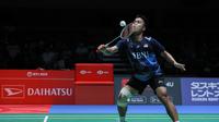 Anthony Sinisuka Ginting langsung tersingkir dari Japan Open 2023. Pebulu tangkis tunggal putra Indonesia itu kalah dari Kanta Tsuneyama&nbsp;asal Jepang 13-21 dan 18-21 di&nbsp;Yoyogi 1ST Gymnasium, Tokyo, Jepang, Rabu (26/7/2023). (foto: PBSI)