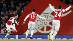 Arsenal berhasil memuncaki klasemen Liga Inggris usai menaklukan Bournemouth 2-0 di Stadion Emirates, Inggris, Senin (28/12/2015). (Reuters/Stefan Wermuth)