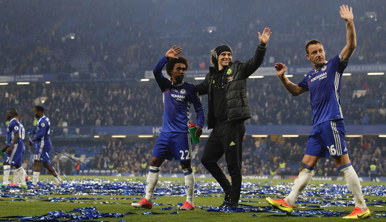 Para pemain Chelsea disambut meriah usai mengalahkan Watford pada laga Premier League di Stadion Stamford Bridge, London, Senin (15/5/2017). Chelsea menang 4-3 atas Watford. (AFP/Adrian Dennis)