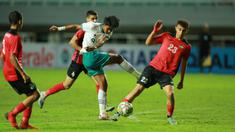 Pemain Timnas Indonesia U-17, Arkhan Kaka melepaskan tendangan yang berusaha diblok pemain Palestina, Baraa Rabei pada laga Grup B Kualifikasi Piala Asia U-17 2023 antara Timnas Indonesia menghadapi Palestina di Stadion Pakansari, Bogor, Jumat (7/10/2022). (Bola.com/M Iqbal Ichsan)