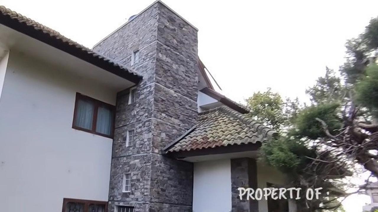 Seperti dikutip dari kanal Selly Putri, rumah ini telah dibiarkan begitu saja selama kurang lebih 7 tahun.<br>