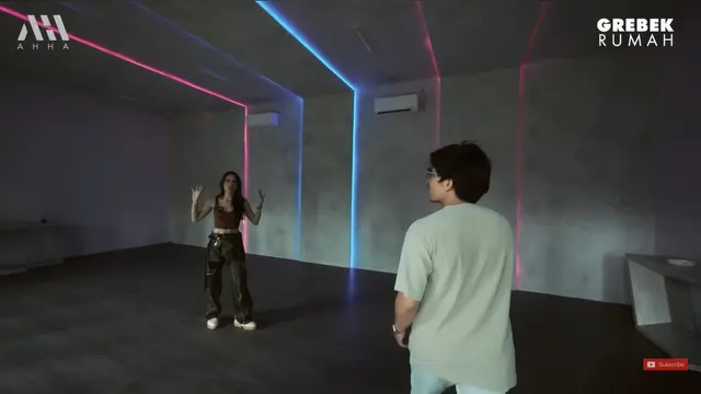 Cinta Laura tunjukkan kantor barunya (YouTube/AH)