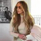 Jennifer Lopez buka-bukaan soal barang yang ia beli saat mendapatkan gaji pertama. JLo mengaku langsung membeli mobil Mercedes. (instagram/jlo)