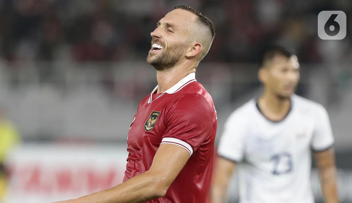 Pemain depan timnas Indonesia, Ilija Spasojevic saat gagal melewati hadangan pemain Kamboja pada kualifikasi Grup A Piala AFF 2022 di Stadion Utama Gelora Bung Karno, Jakarta, Jumat (23/12/2022). Indonesia unggul 2-1 atas Kamboja. (Liputan6.com/Helmi Fithriansyah)