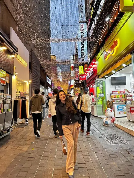 Untuk bagian rambut, Beby Tsabina memilih menggerainya. Sedangkan wajah, dia memilih makeup simple [instagram/bebytsabina]