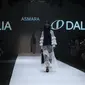 Koleksi Asmara by Barli Asmara di Jakarta Fashion Week 2020, Rabu, 23 Oktober 2019. (Daniel Kampua/Fimela.com)
