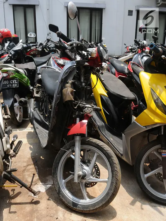 Motor yang dirusak oleh Adi Saputra (21) berjejer dengan motor-motor lain di halaman Polres Tangerang Selatan, Jumat (8/2).  Adi Saputra merusak motor matik-nya lantaran tidak terima ditilang polisi di kawasan BSD. (Liputan6.com/Herman Zakharia)