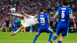 Pemain Real Madrid, Kylian Mbappe, berusaha mencetak gol ke gawang Marseille dalam laga matchday 1 League Phase Liga Champions 2025/2026 di Santiago Bernabeu, Rabu (17/9/2025) dini hari WIB. (AP Photo/Manu Fernandez)