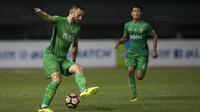 Striker Bhayangkara FC, Ilija Spasojevic, mengontrol bola saat melawan Persipura pada laga Liga 1 Indonesia di Stadion Patriot, Bekasi, Sabtu (9/9/2017). Bhayangkara FC menang 2-1 atas Persipura. (Bola.com/Vitalis Yogi Trisna)