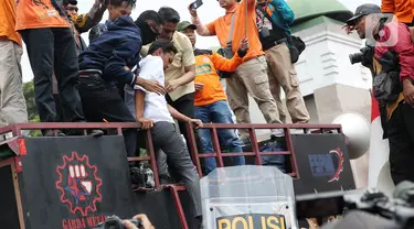 Anggota Komisi III Dewan Perwakilan Rakyat (DPR) Republik Indonesia yang juga anggota Badan Legislasi (Baleg), Habiburokhman turun dari mobil komando aksi unjuk rasa di depan gedung DPR RI, Jakarta, Kamis (22/8/2024). (Liputan6.com/Angga Yuniar)