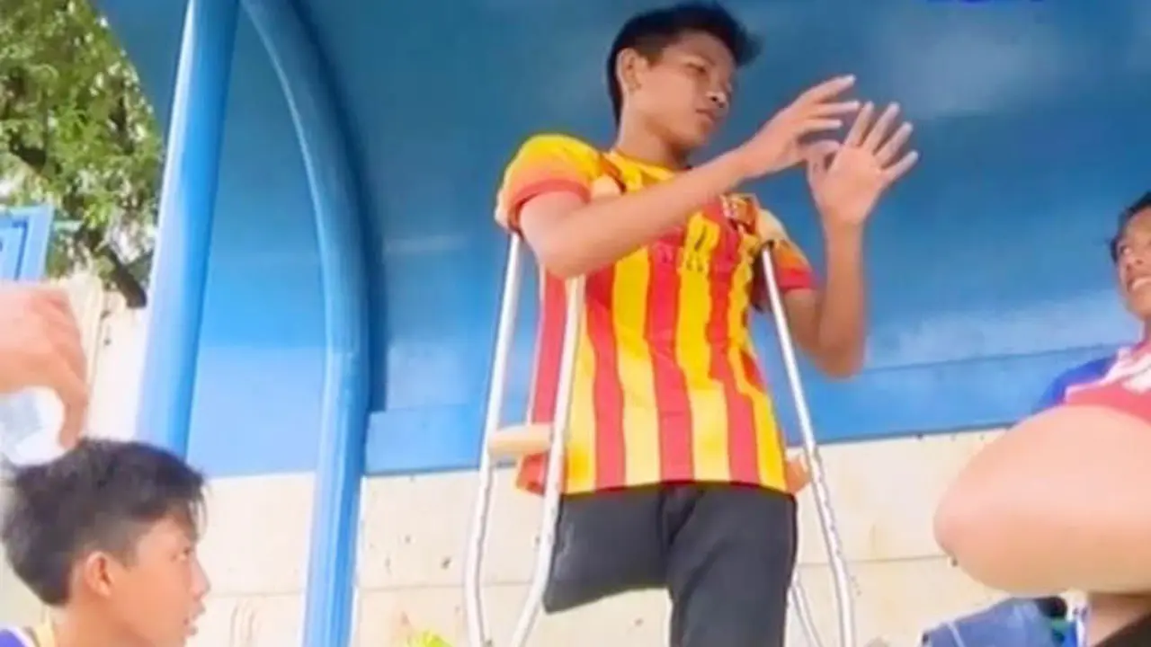 Pantang Menyerah: Chandra, Pelatih Sepak Bola Muda Berkaki Satu