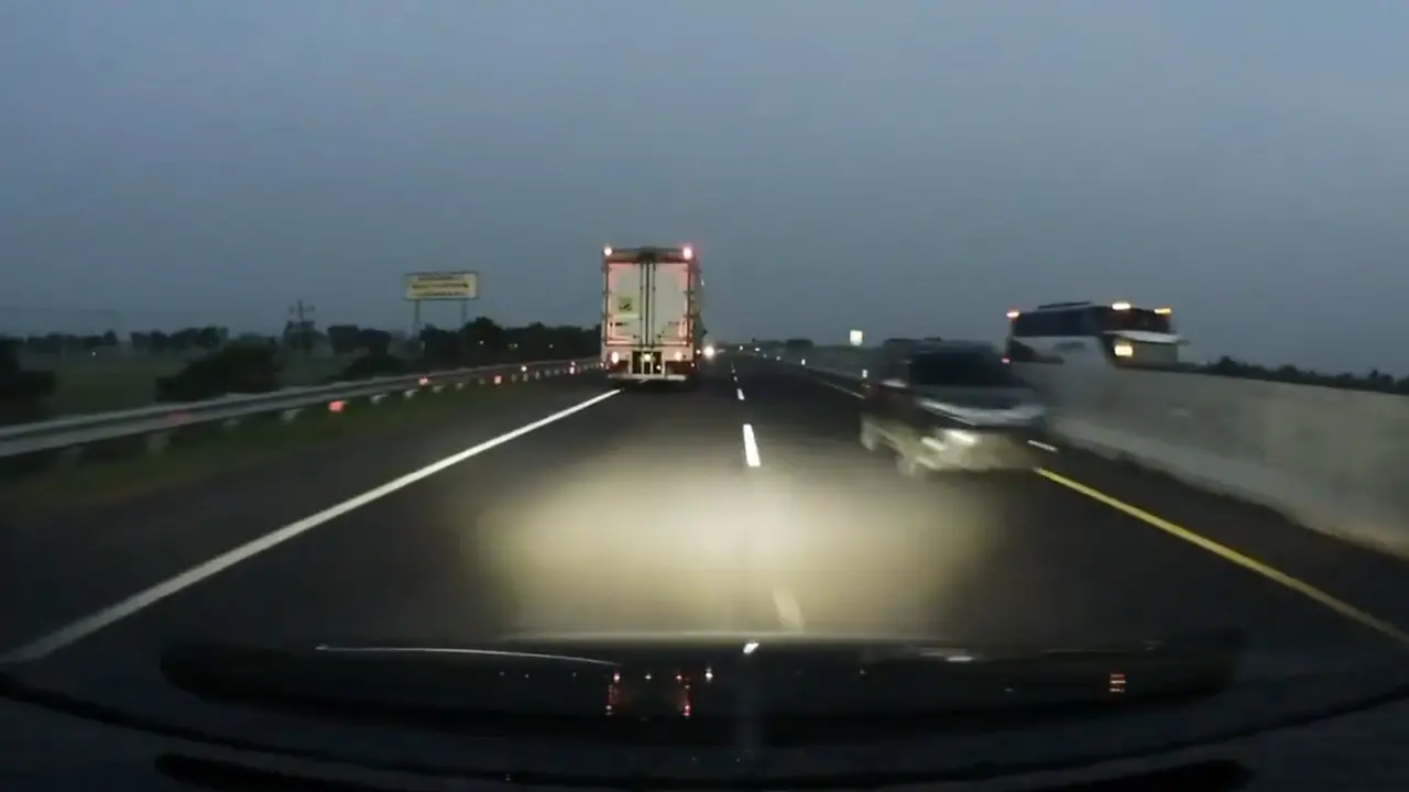 Mobil BR-V Lawan Arus di Tol Pekalongan dan Menabrak Bus Suporter Persebaya