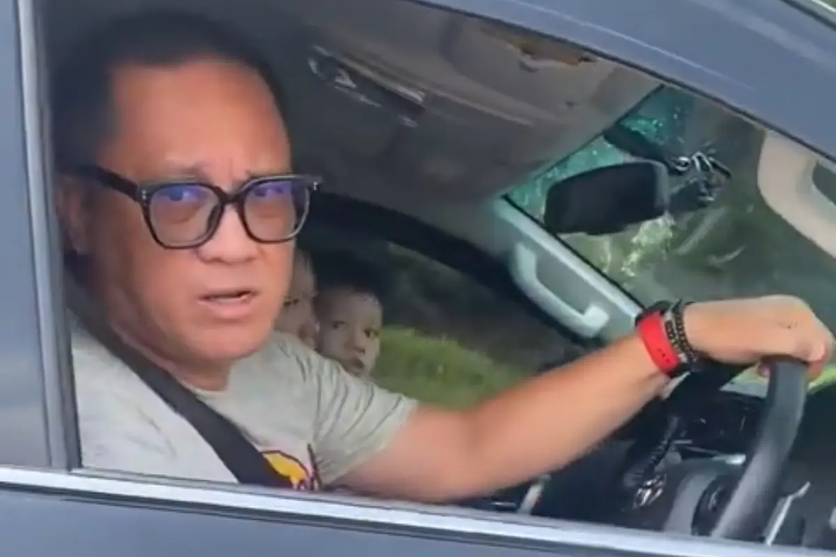 Video viral merekam tindakan arogan pria yang mengaku adik dari seorang jenderal TNI ketika terlibat cekcok di jalan dengan pengendara mobil lain. Mobil Toyota Fortuner iitu berpelat dinas TNI 84337-00 yang masa berlaku sudah expired.