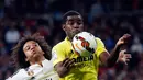 Penyerang Villareal, Joel Nathaniel Campbell berusaha mengontrol bola melewati bek Real Madrid Marcelo pada laga Liga Spanyol di Santiago Bernabeu, Spanyol, (1/3/2015). Real Madrid bermain imbang dengan Villareal (1-1).  (Reuters/Susana Vera)