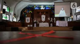 Pendeta memimpin ibadah Paskah di tengah pandemi COVID-19 di Gereja Protestan Indonesia bagian Barat (GPIB) Effatha, Minggu (4/4/2021). Ibadah rangkaian Paskah tersebut digelar secara daring dengan tetap menerapkan protokol kesehatan. (Liputan6.com/Johan Tallo)